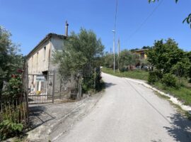 Casale con 24.000 mq di terreno a Montemarano