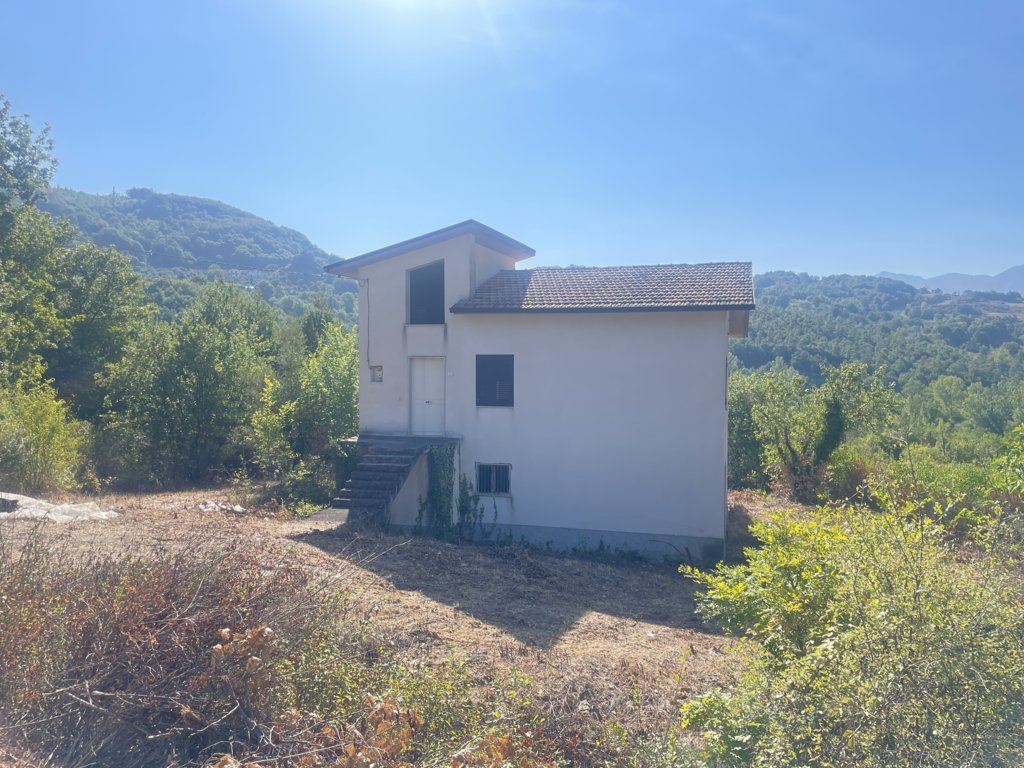 Casa indipendente con 2 ettari di terreno