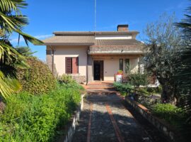 Villa con giardino